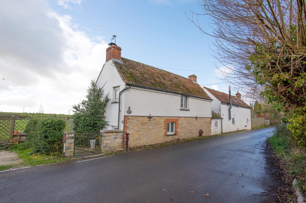 Lot: 32 - SEMI-DETACHED COTTAGE WITH RURAL OUTLOOK -
